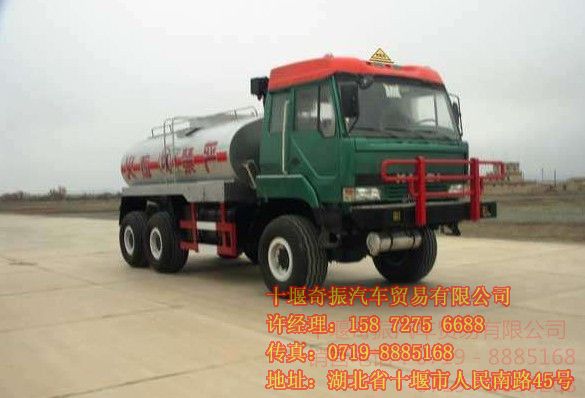 東風(fēng)沙漠運油車,六驅(qū)沙漠越野專用運油車,6×6危化品運輸車價格EQ5201